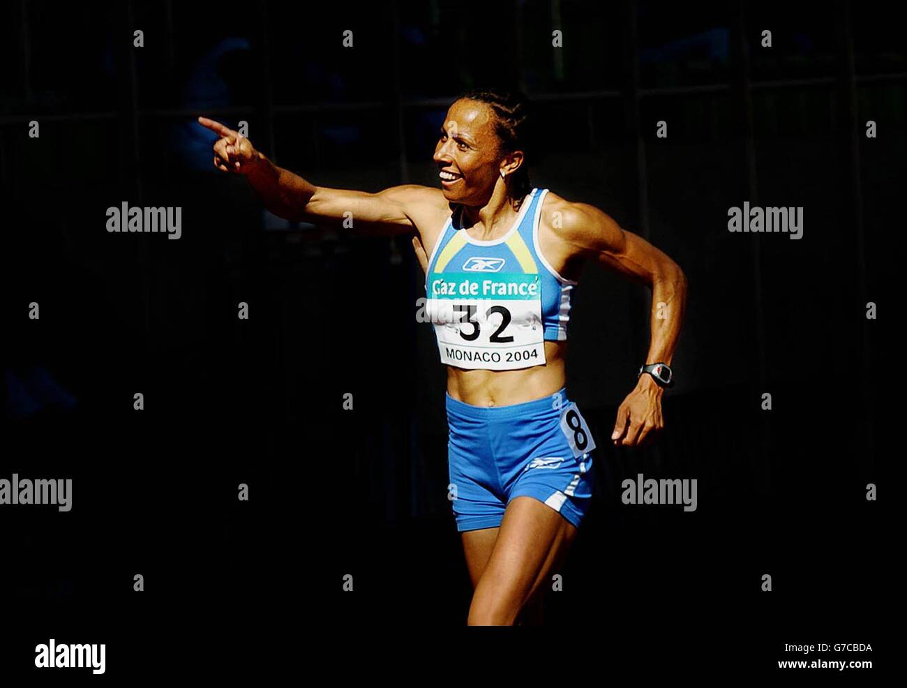 Kelly Holmes celebrates on the track after her victory the women's 1500m race at the IAAF Athletics World Finals in Monaco, Saturday September 18, 2004. Stock Photo