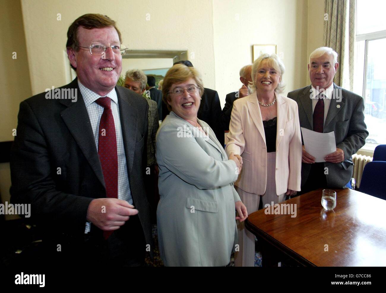 David trimble with his wife hi-res stock photography and images - Alamy