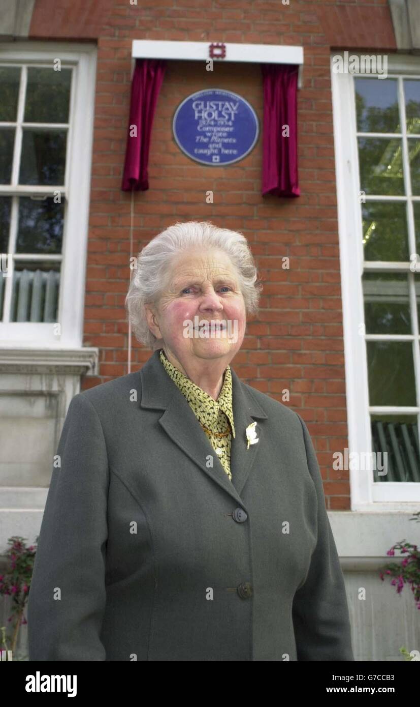 Rosamund Strode of The Holst Foundation unveils an English Heritage Blue Plaque for British Composer Gustav Holst at St Paul's Girls' School in Brook Green in west London, where the composer from 1905 until his death in 1934. It was during this time that Holst composed his most well known work, 'The Planets'. Stock Photo