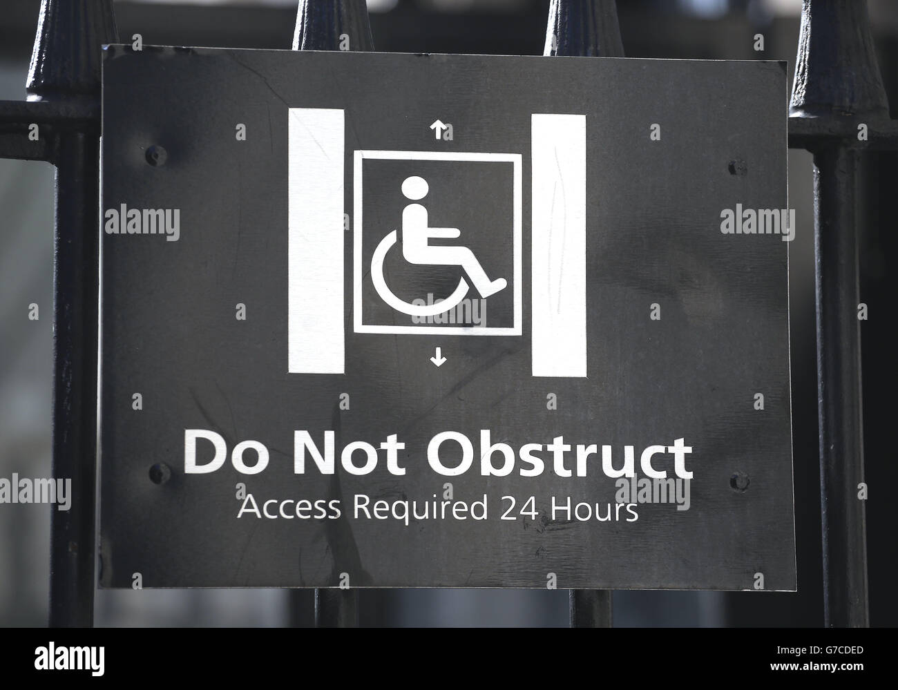 A sign for disabled access on a building in central London Stock Photo ...