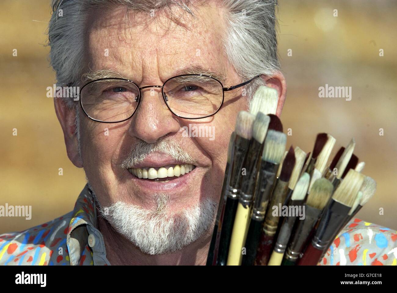 Artist Rolf Harris during a photocall to launch the world's biggest free art party, Art on the Square: Join the Party, at Trafalgar Square in central London. The party which takes place on Sunday 26 September at Trafalgar Square, marks the national launch of The Big Draw 2004, the biggest free art event in the UK. Stock Photo