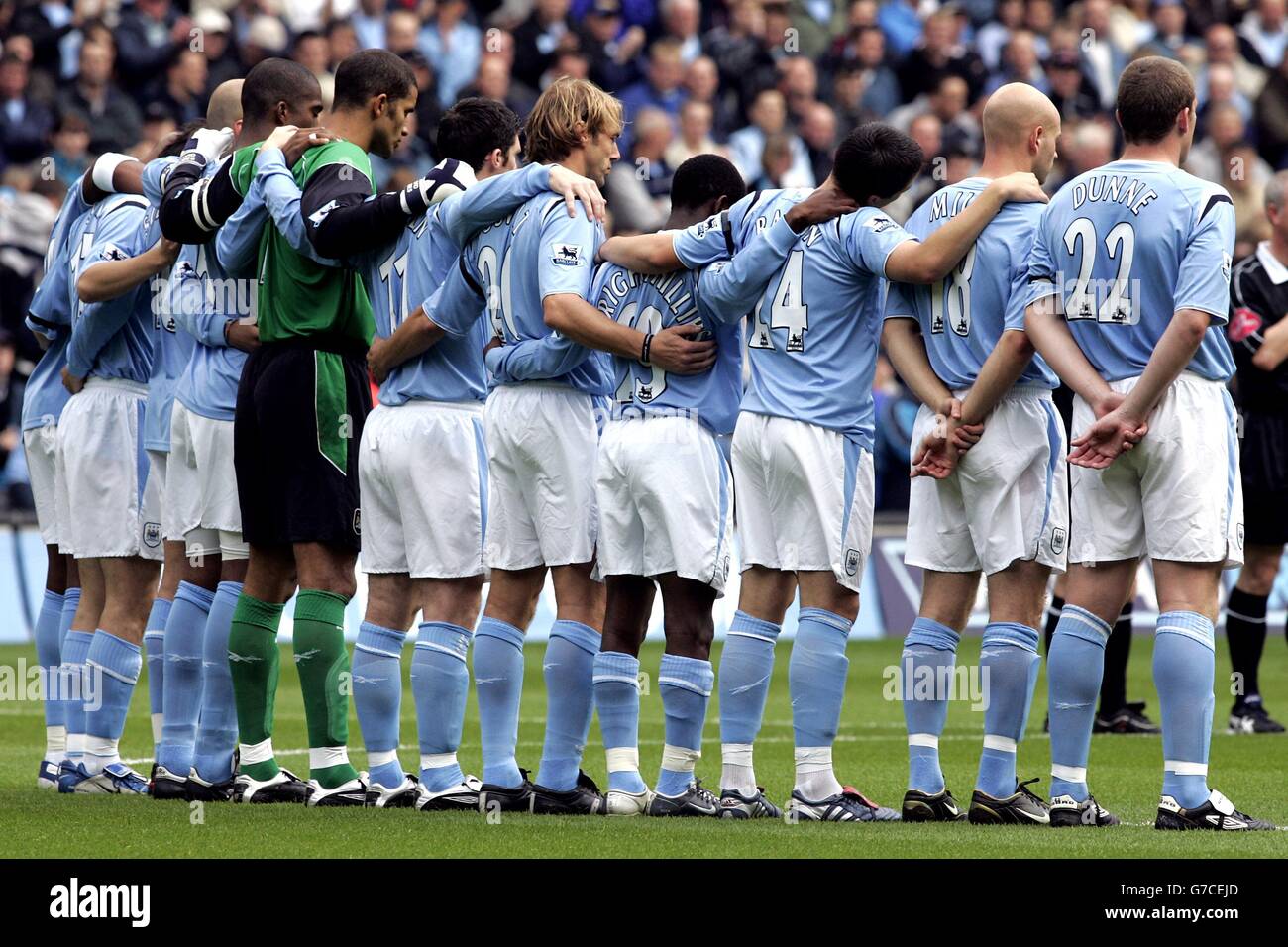 Arsenal players observe minutes silence in respect of brian clough hi
