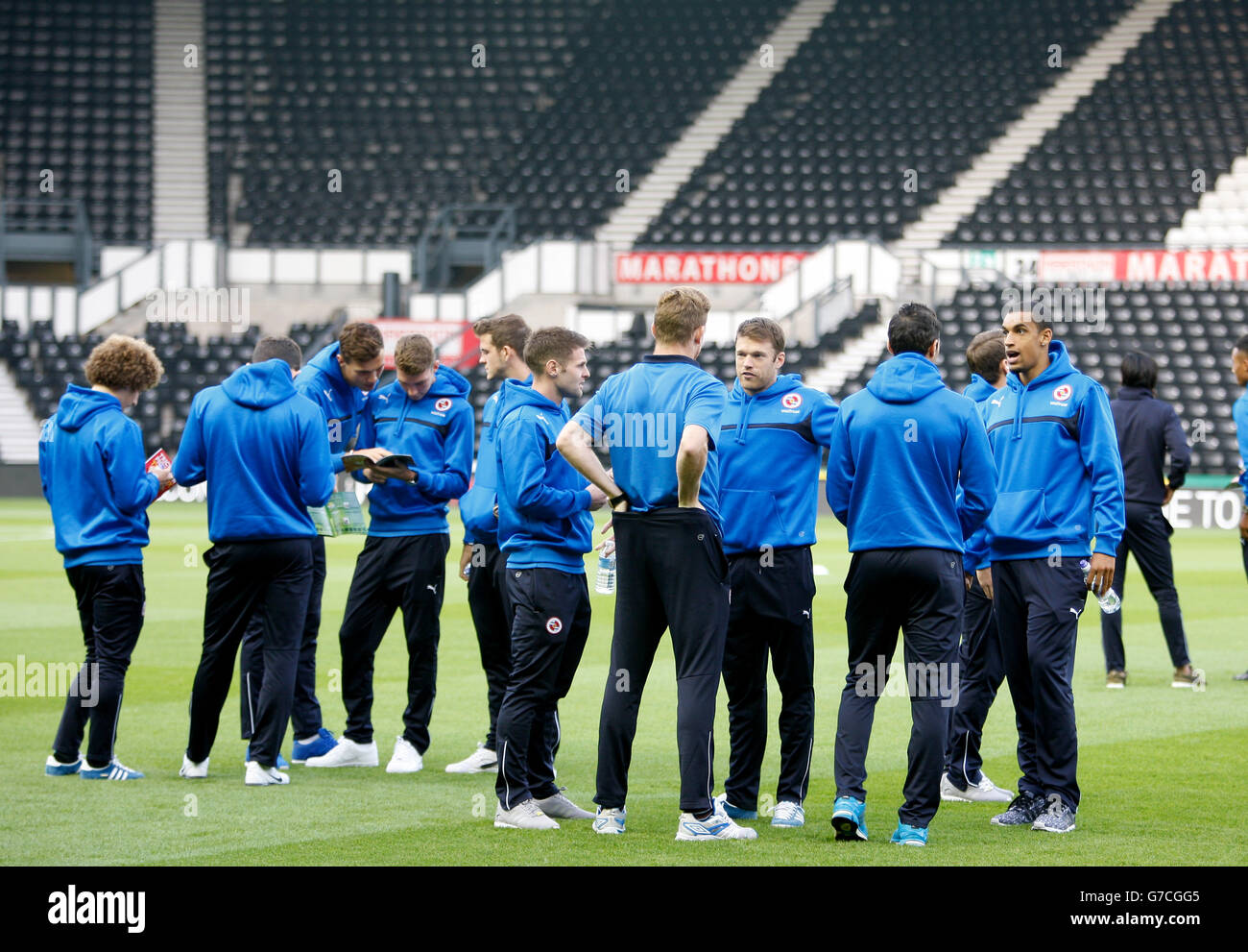 Soccer - Capital One Cup -Third Round- Derby County v Reading - iPro Stadium. Reading Players on the pitch before the match Stock Photo