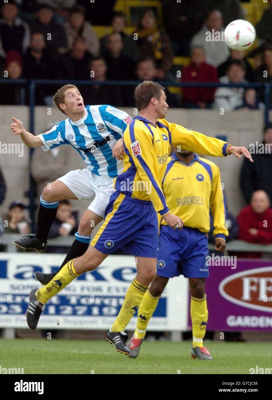 Torquay's Jason Fowler (R) contests the ball with Huddersfield's David Mirkin during their Coca Cola League One match at Plainmoor, Torquay Saturday October 9, 2004. PA Photo: Richard Lappas. NO UNOFFICIAL CLUB WEBSITE USE. Stock Photo