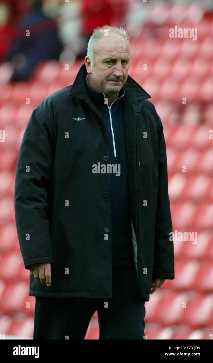 Barnsley boss Paul Harte walks off after his team dropped two points against Brentford during their Coca Cola League One match at Oakwell, Barnsley. . Stock Photo