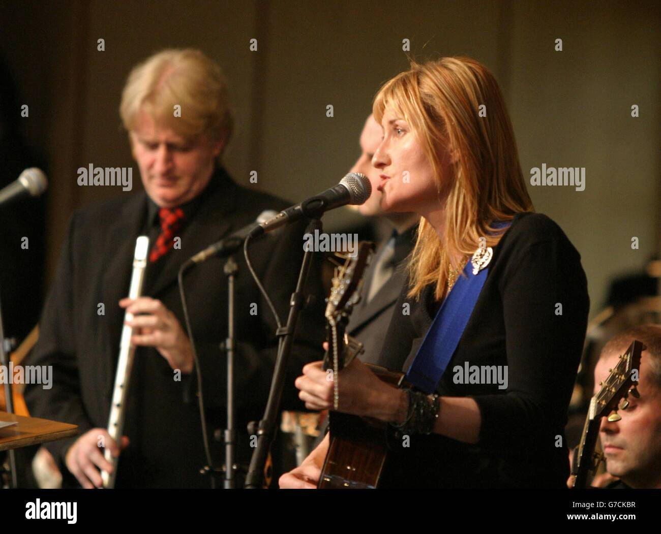 Eddi Reader performing in the debating chamber at the new Scottish Parliament building at Holyrood, Edinburgh, during a ceremony to mark it's official opening. Stock Photo
