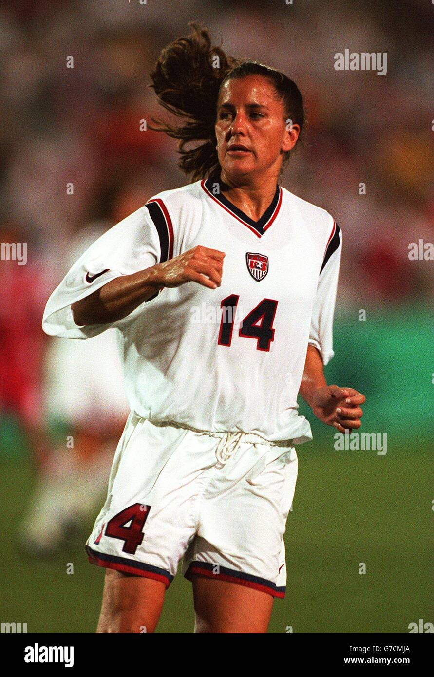 International Soccer ...Womans Football ... USA v China ... Alanta Olympic 1996. Joy Fawcett, USA Stock Photo