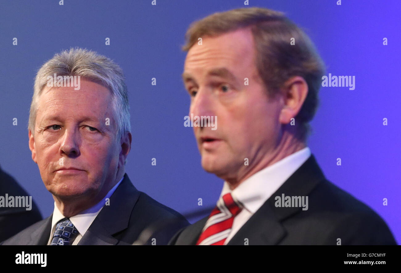First Minister Peter Robinson (left) and Taoiseach Enda Kenny speaking at a press conference after a meeting of the North South Ministerial Council at Dublin Castle, Ireland. Stock Photo