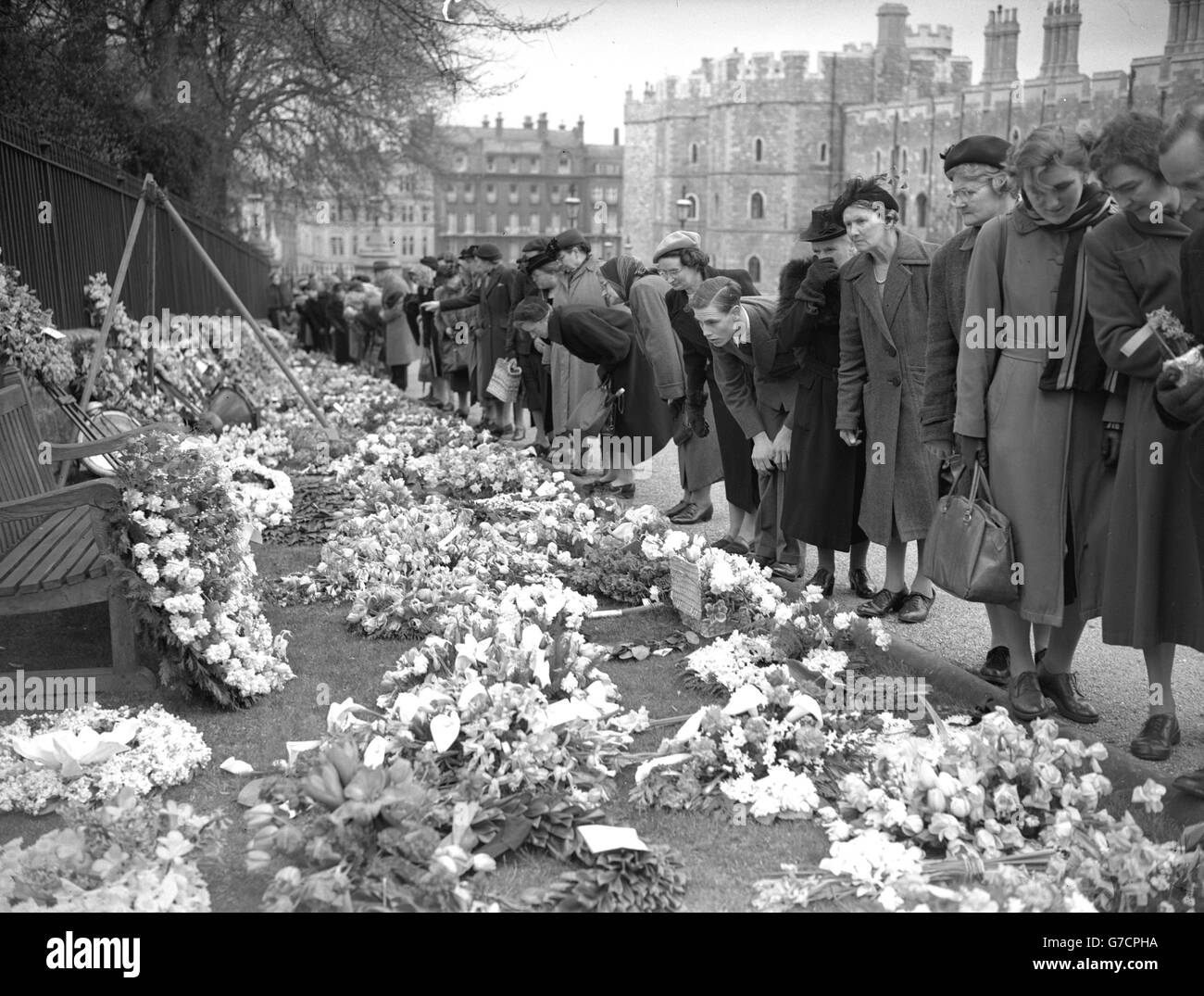Hundreds of people filing past the wreaths - tributes to Queen Mary from across the world - which are displayed on the lawns around St George's Chapel, Windsor. Stock Photo