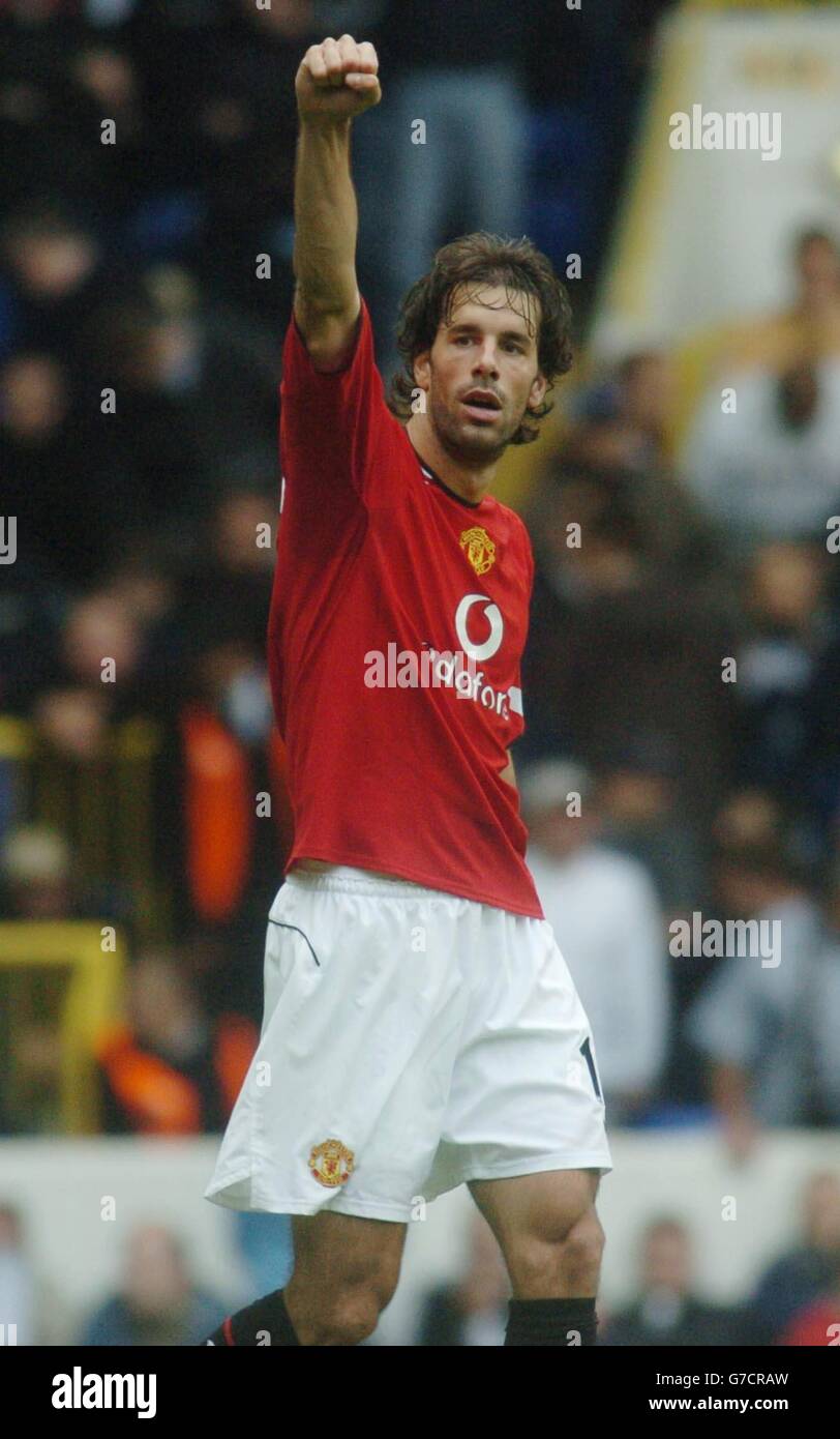 Manchester United's Ruud van Nistelrooy celebrates scoring the opening goal  from the penalty spot Stock Photo - Alamy