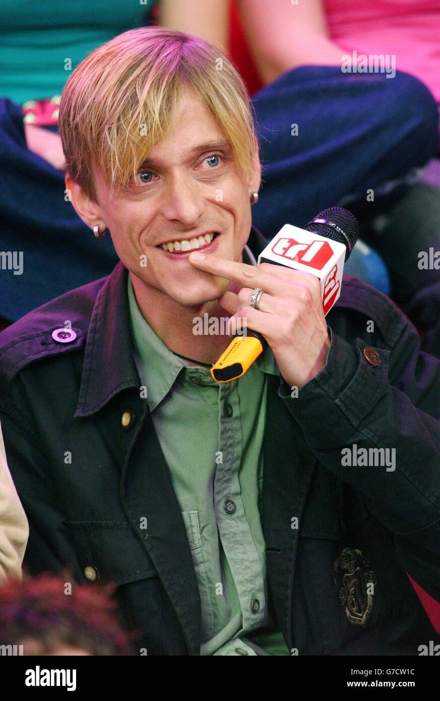 Showbiz actor celebrity mtv trl television microphone mackenzie crook