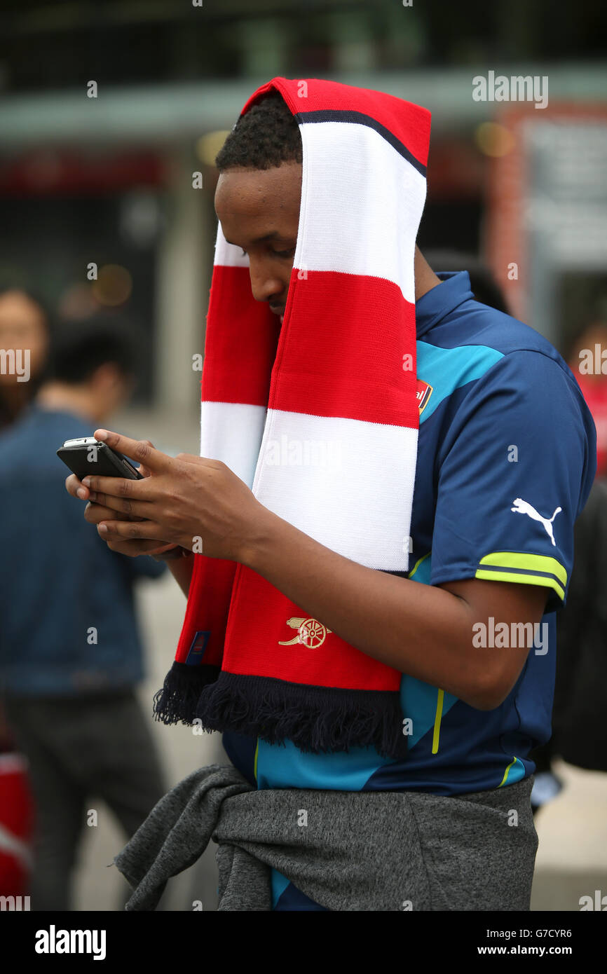 Tottenham arsenal scarf hi-res stock photography and images - Alamy