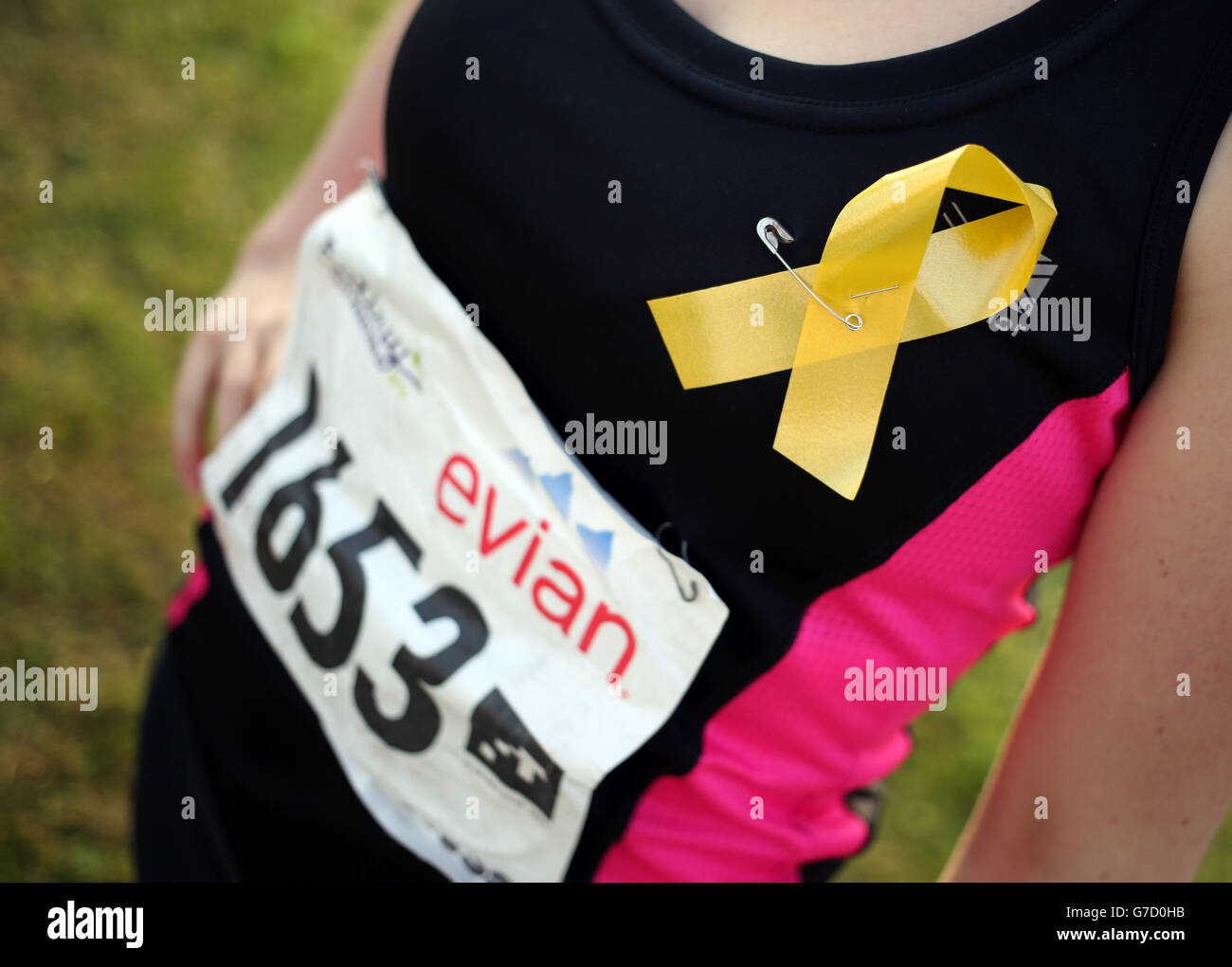 Runners in the Ealing half marathon wear yellow ribbons for missing ...