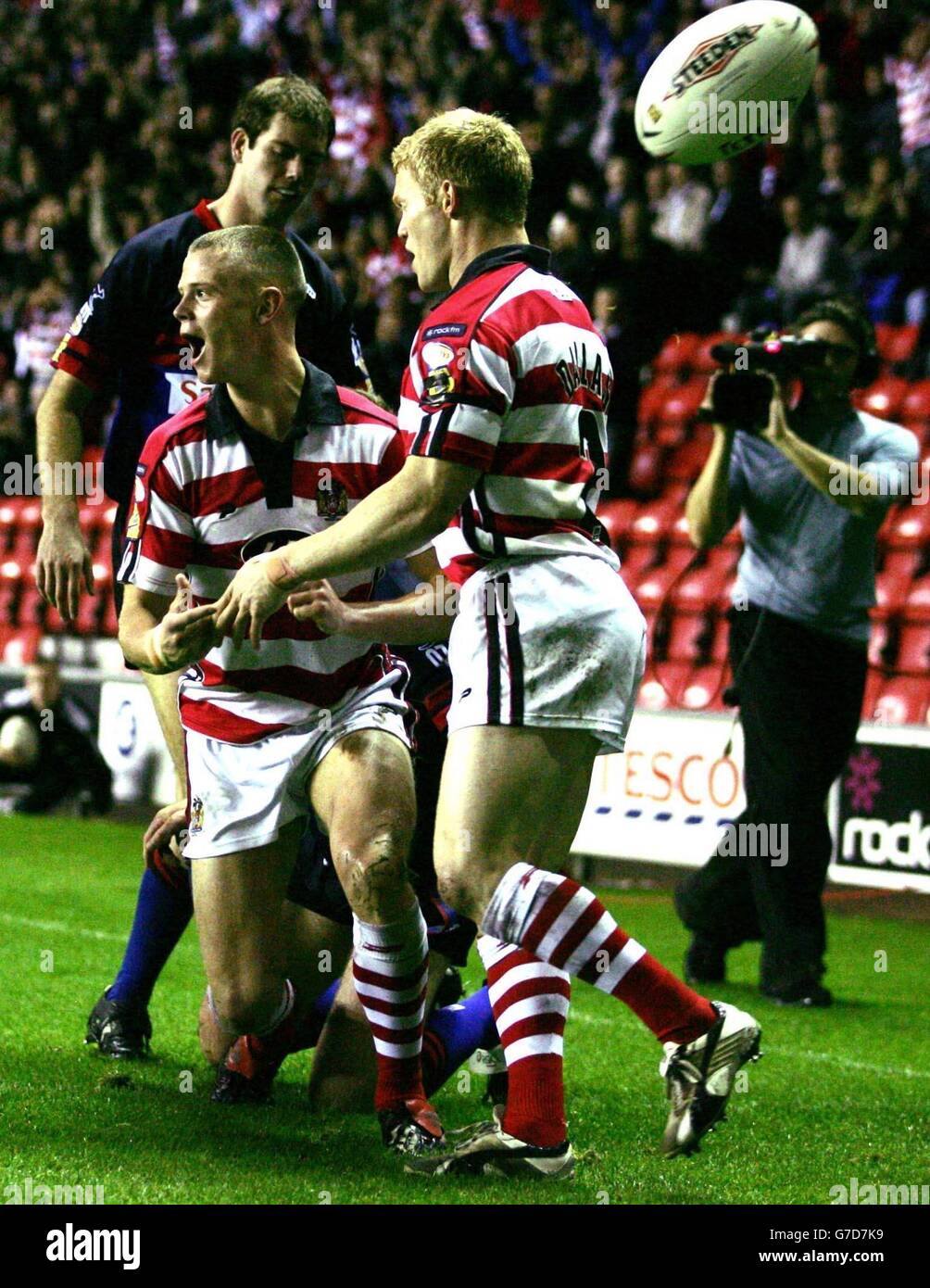 Wigan's Kevin Brown (left) celebrates after scoring against Wakefield during the Tetley's Super League qualifying semi-final at the JJB Stadium, Wigan. ** Stock Photo
