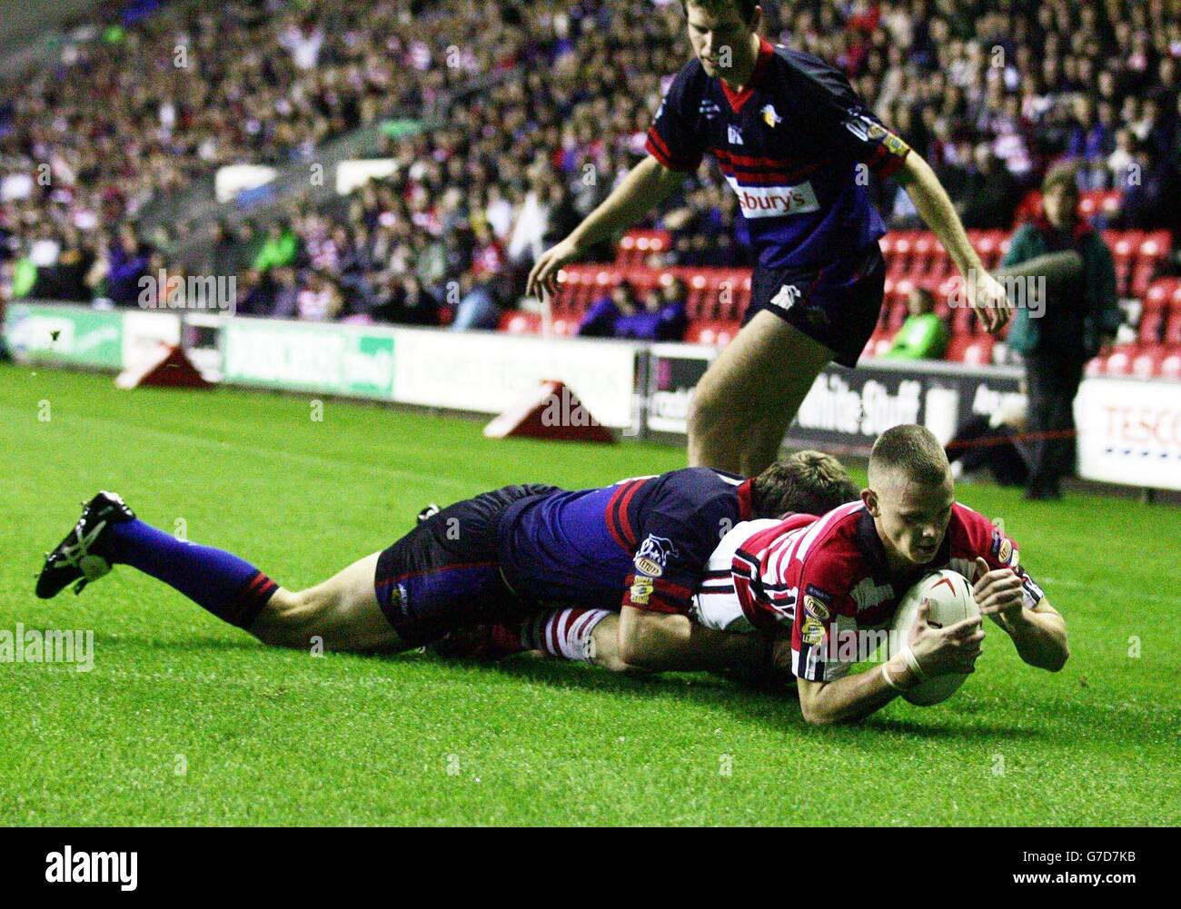 Wigan's Kevin Brown (right) scores against Wakefield during the Tetley's Super League qualifying semi-final at the JJB Stadium, Wigan. ** Stock Photo