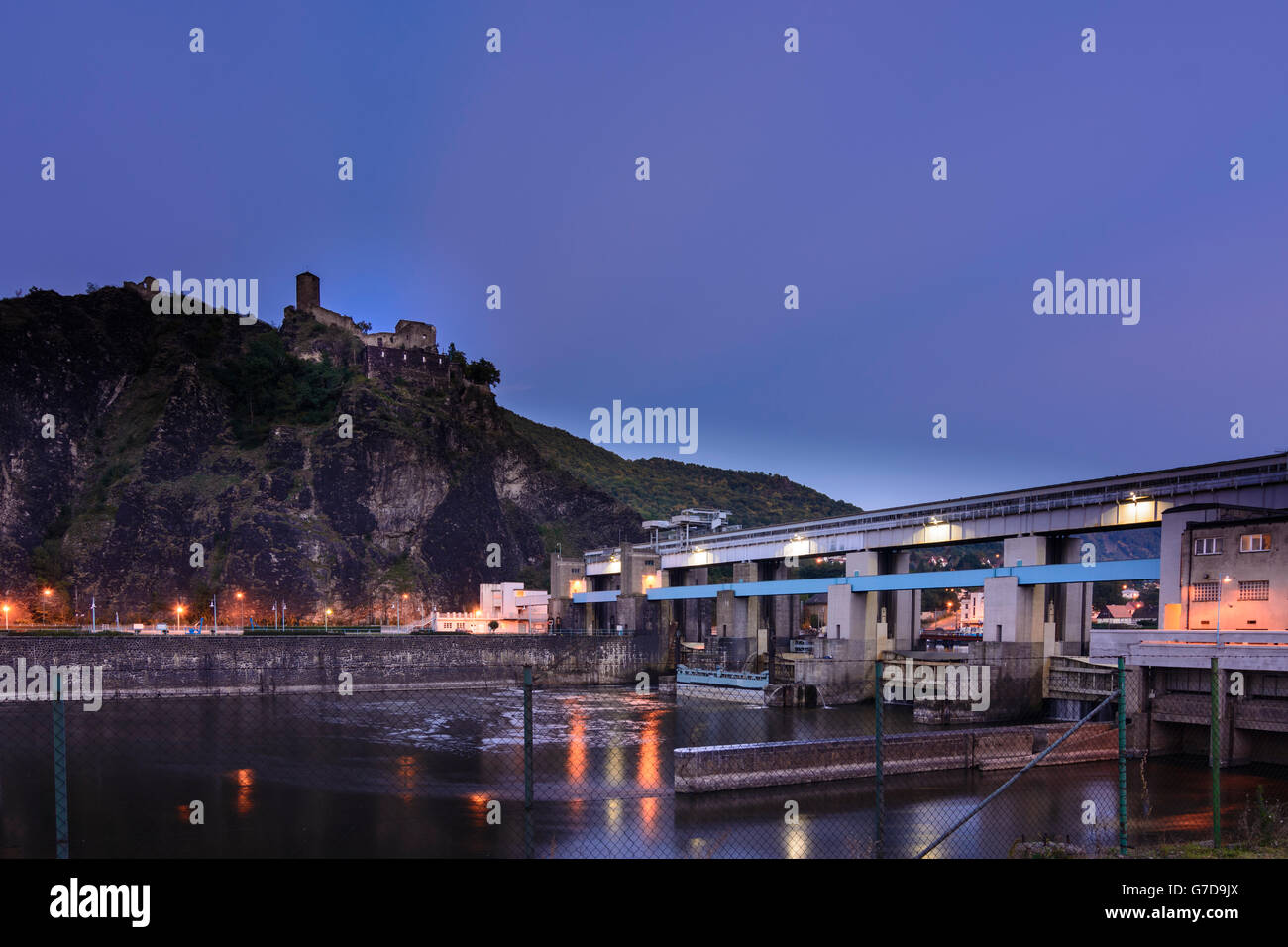 Střekov Castle ( Schreckenstein ) and barrage on the river Labe (Elbe ), Ústí nad Labem (Aussig), Czech Republic, Ustecky, Aussi Stock Photo