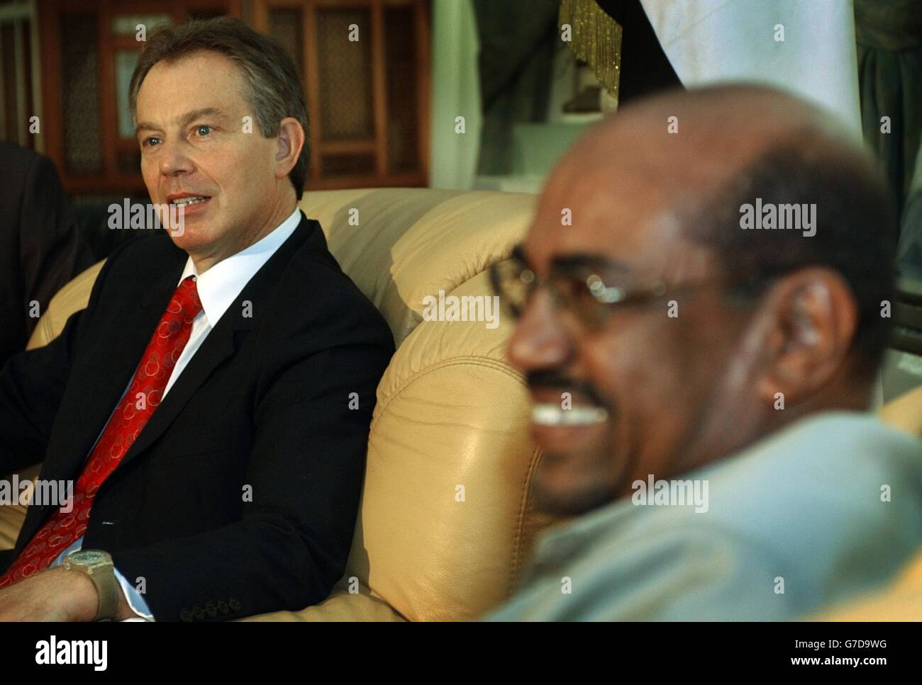 Prime Minister Tony Blair at a meeting with Sudanese President Omar Bashir within the palace in Khartoum, Sudan Stock Photo