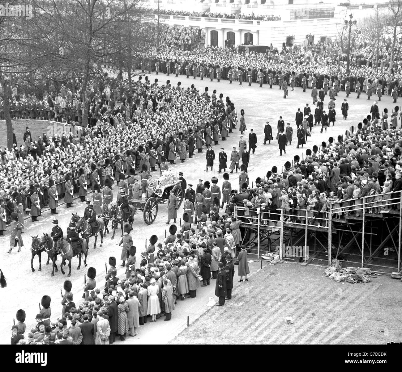 The cortege passing from the mall into the Horse Guards, where Coronation stands are erected. Queen Mary's coffin was taken from the Queen's Chapel of Marlborough House to Westminster Hall for the lying-in-state. Stock Photo