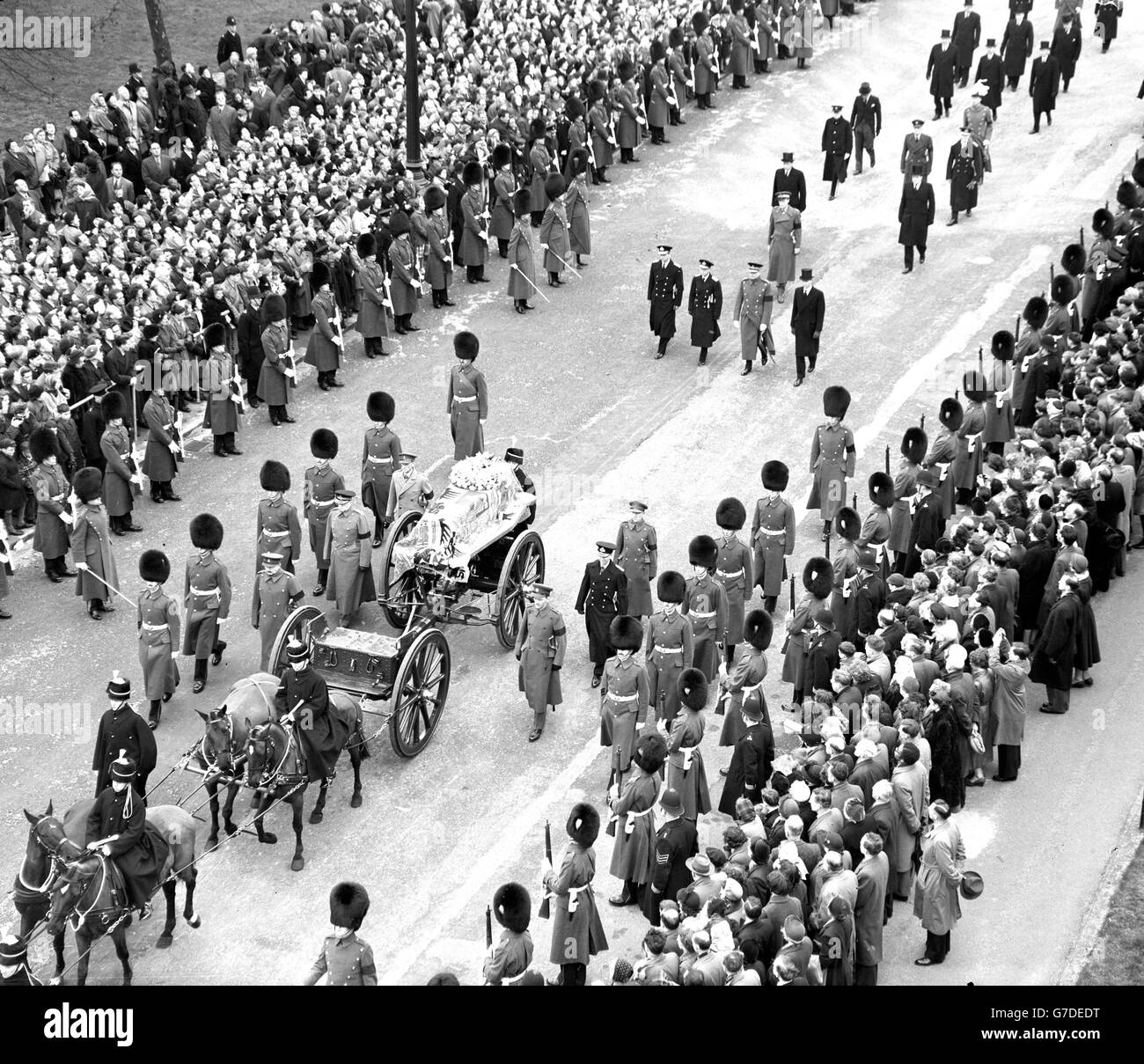 Queen's coffin procession crowds hires stock photography and images