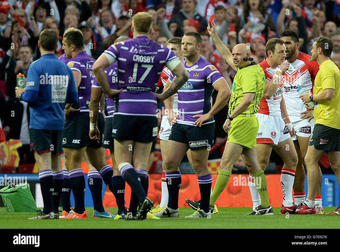 Referee Phil Bentham shows the red card to Wigan Warriors Ben Flower (2nd  left) during the First Utility Super League Grand Final match at Old  Trafford, Manchester Stock Photo - Alamy