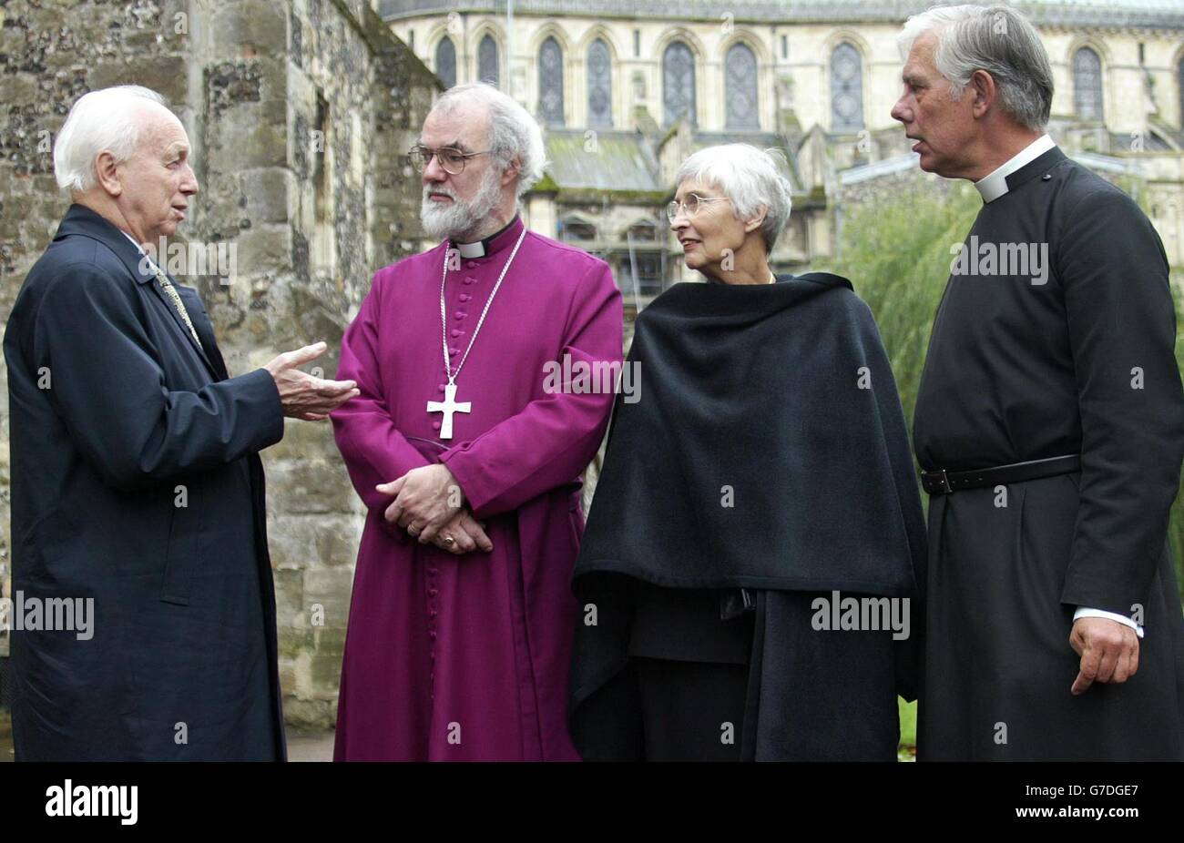 The President of Hungary, His Excellency Ferenc Madl (left) the Archbishop of Canterbury Dr Rowan Williams (second left) the Presidents wife Dalma Madl the Dean of Canterbury Cathedral The Very Revd. Robert Willis at Canterbury Cathedral, Kent, as part of the Canterbury festival celebrations. The President was visiting as part of the year long celebration of Hungarian Culture in the UK called 'Magyar Magic' - Hungary in focus 2004. Stock Photo