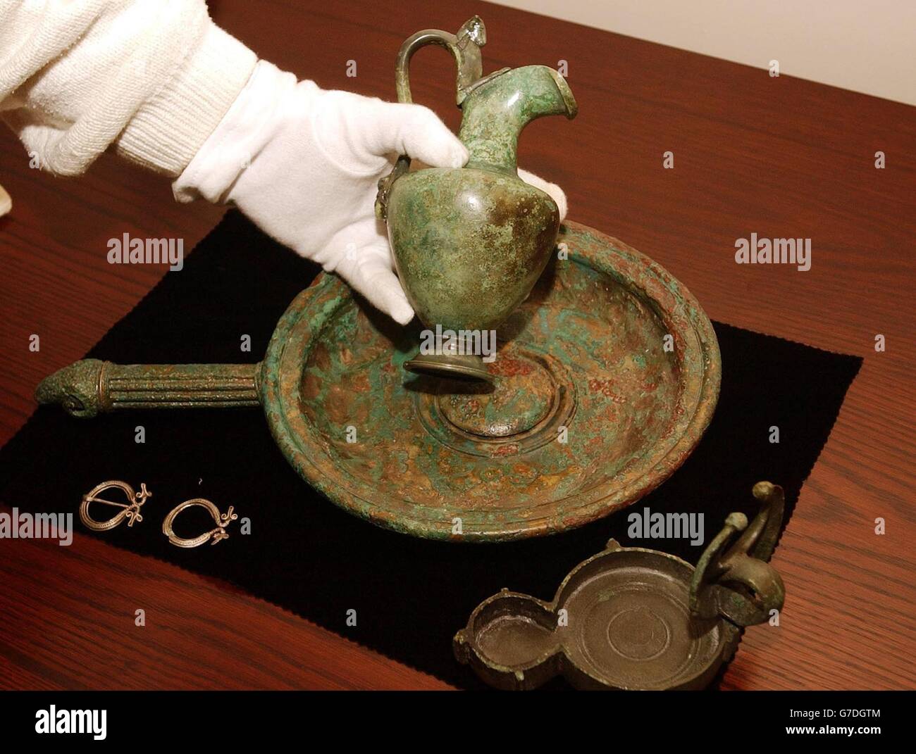 A bronze jug, dish, and oil burner from around the 2nd Century AD, which was found buried near to St Albans, on show at the Guildhall. The Minister of the Arts Estelle Morris was in the City of London to announce that 47,000 archaeologicial finds were unearthed by members of the public last year, shedding new light on the history of Britain. Stock Photo