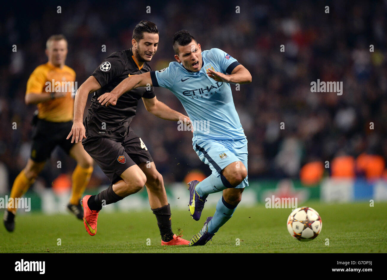 Roma's Kostas Manolas and Manchester City's Sergio Aguero (right) during the UEFA Champions League match at the Etihad Stadium, Manchester. PRESS ASSOCIATION Photo. Picture date: Tuesday September 30, 2014, See PA story SOCCER Man City. Photo credit should read: Martin Rickett/PA Wire. Stock Photo