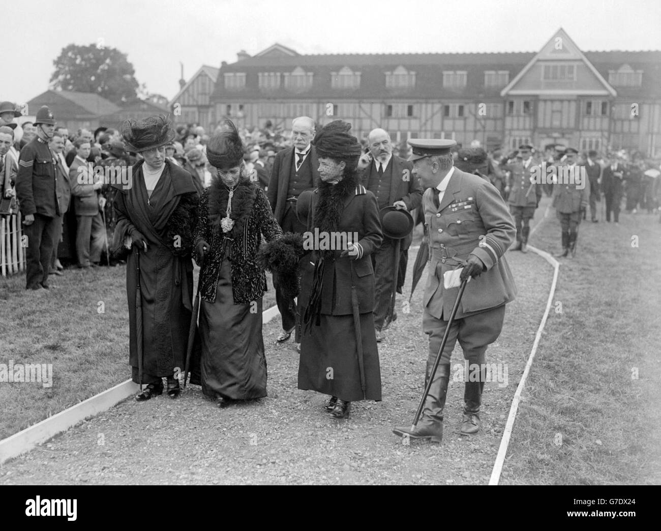 Great Air Pageant at Hendon. Queen Alexandra, the Dowager Empress Marie of Russia and Princess Victoria arriving. Stock Photo