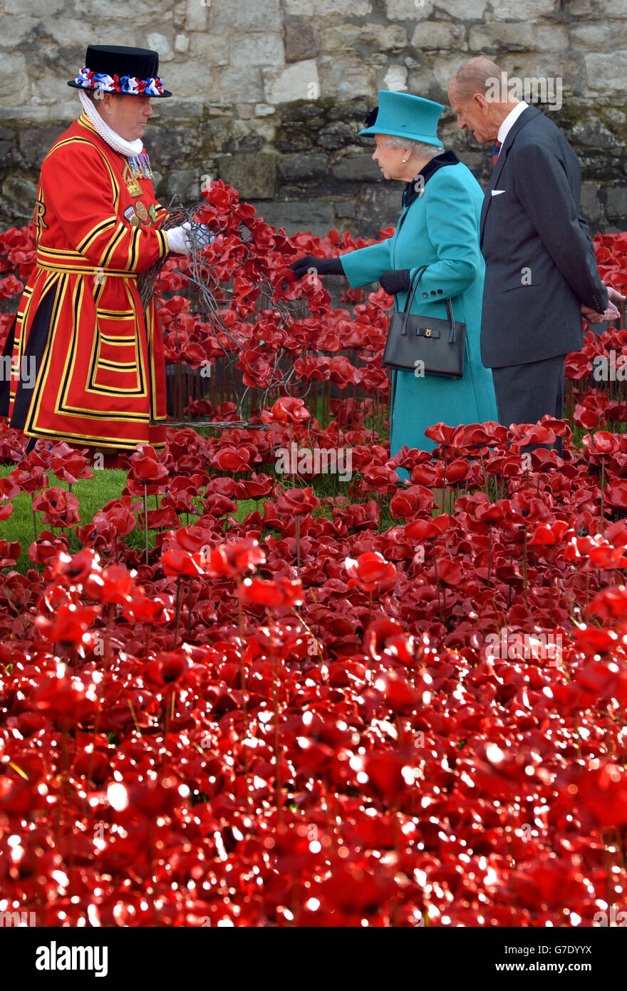 Queen elizabeth ii and tower of london poppies hires stock photography