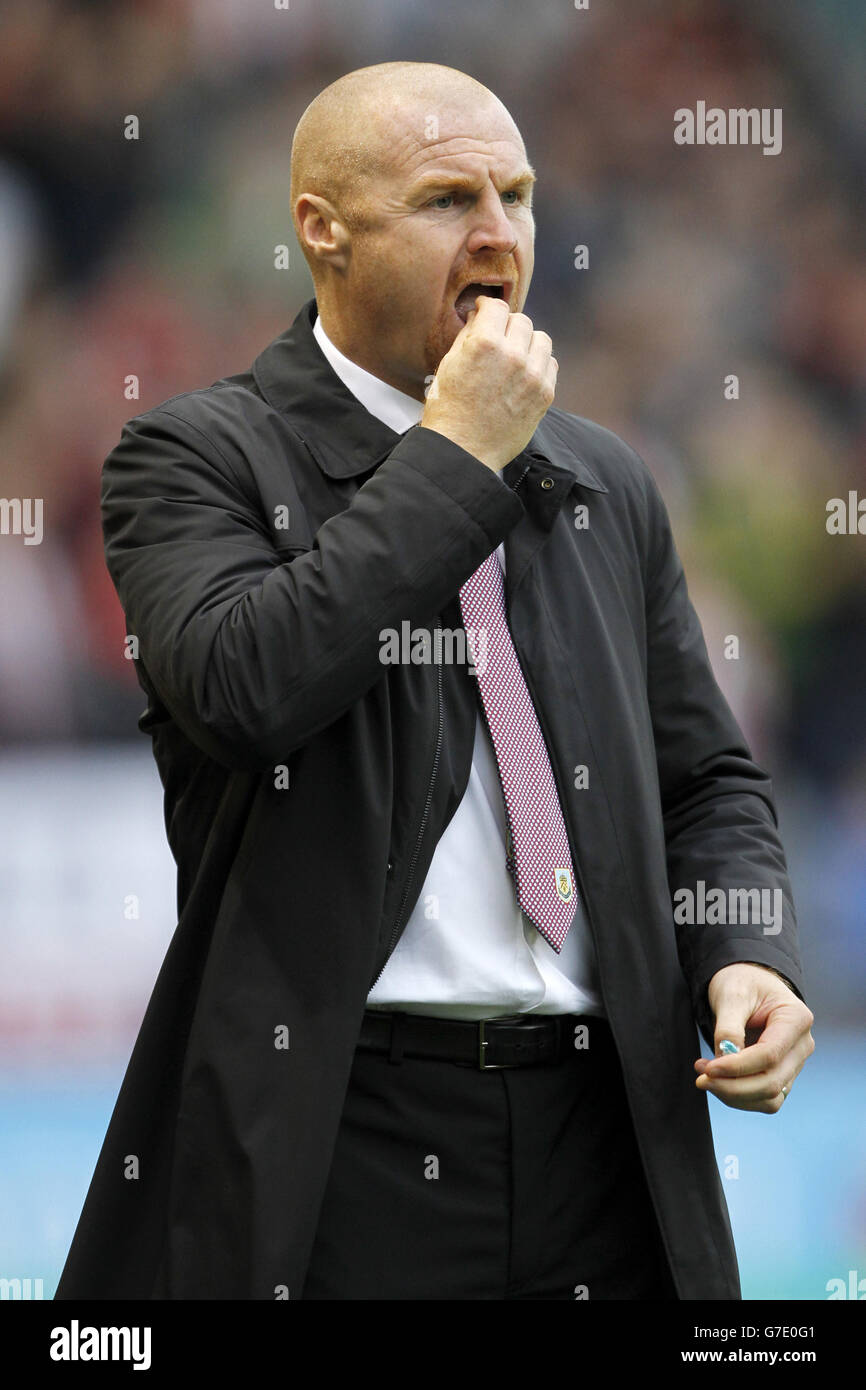 Soccer - Barclays Premier League - Burnley v Sunderland - Turf Moor. Burnley manager Sean Dyche chews gum on the touchline Stock Photo