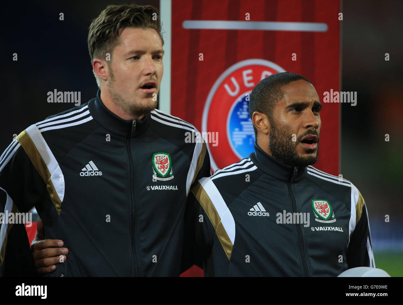 Wales captain Ashley Williams (right) and Wales' goalkeeper Wayne Hennessey during the UEFA Euro 2016 qualifying match at the Cardiff City Stadium, Cardiff. Stock Photo