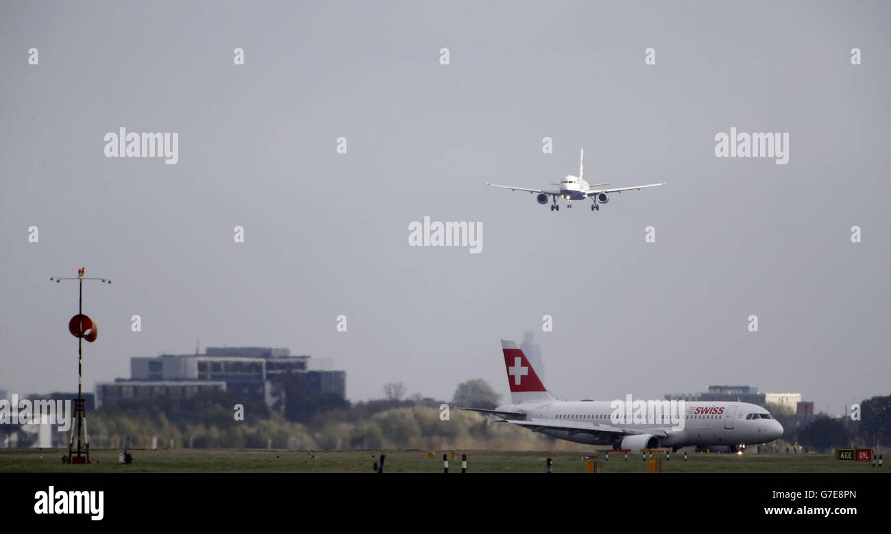 Planes land in the strong winds at heathrow airport hi-res stock ...