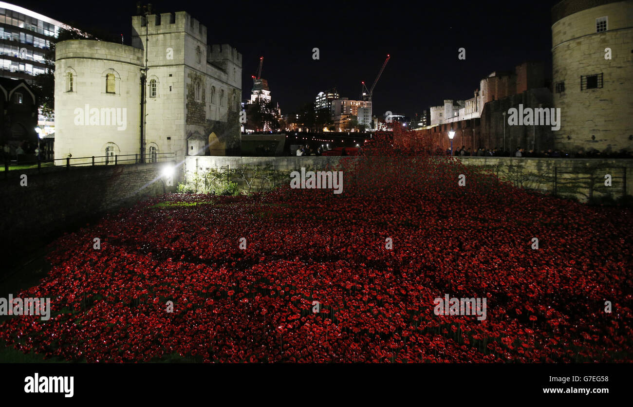 The art installation 'Blood Swept Lands and Seas of Red' by artist Paul Cummins at the Tower of London, marking the centenary of the First World War. Stock Photo