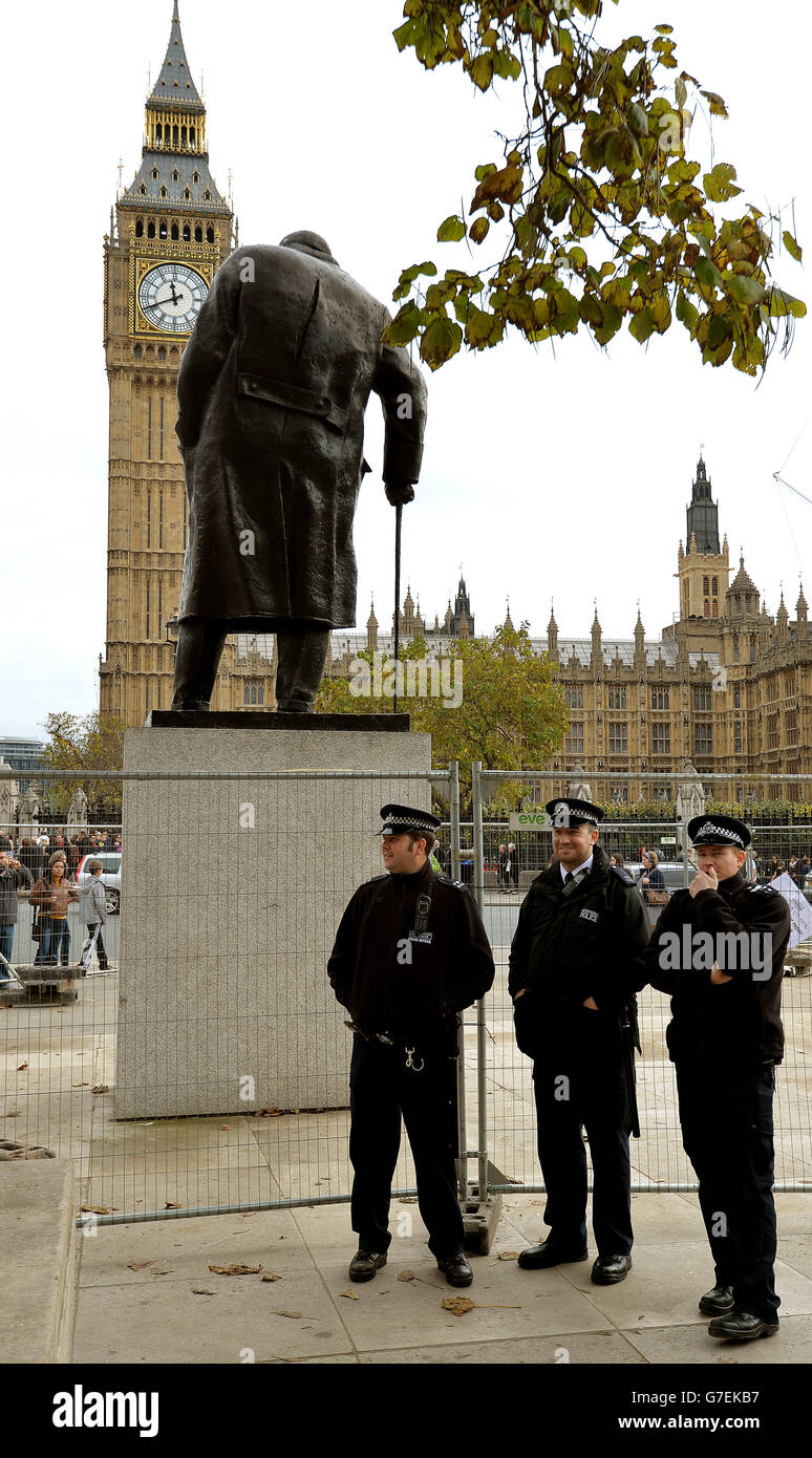 Metropolitan police officers stand outside parliament hi-res stock ...