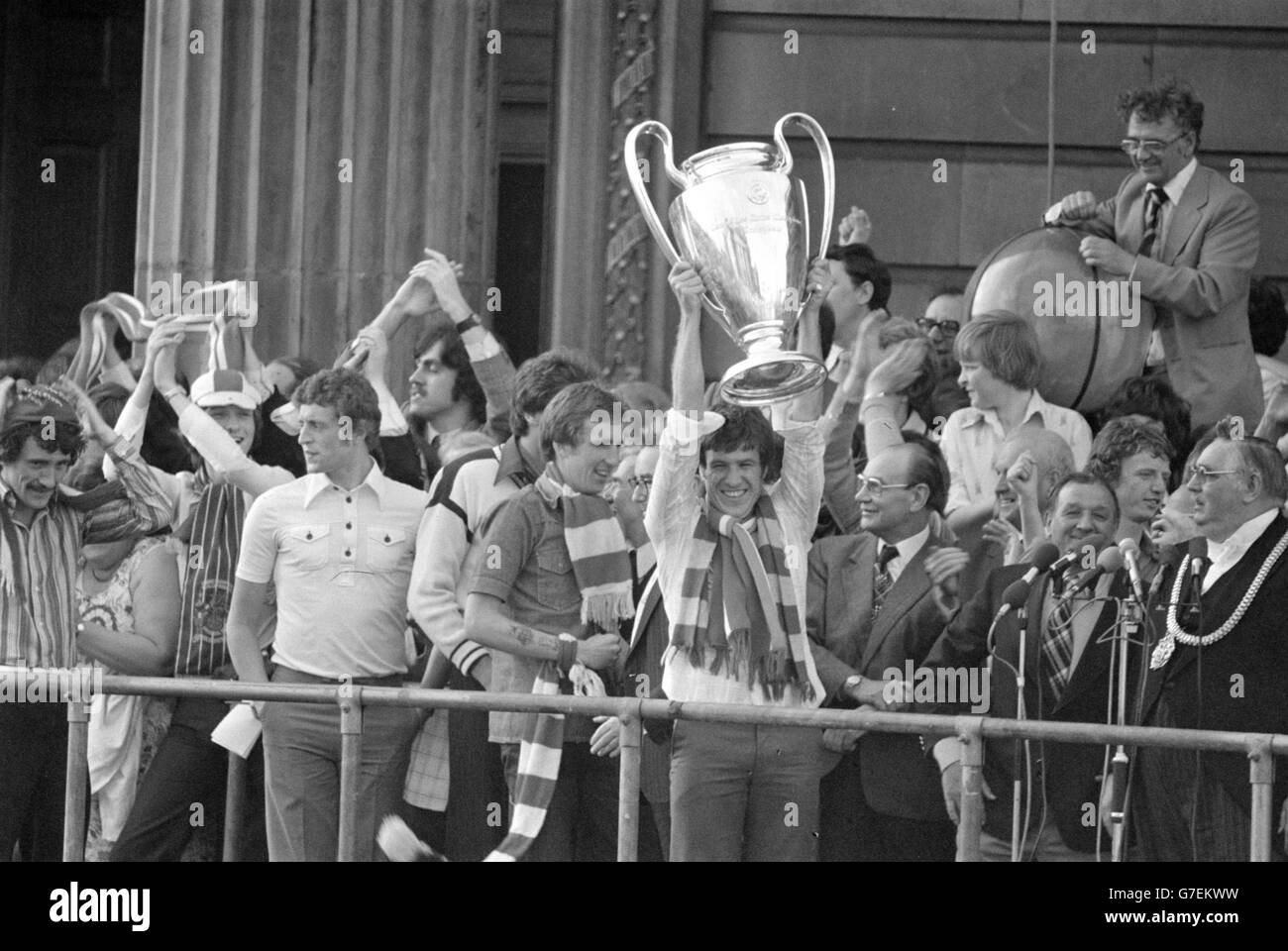 Liverpool FC captain Emlyn Hughes showing the European Cup from the balcony of the Picton Library as the team received the homage of Liverpool's cheering citizens on returning from Rome, where they won the trophy by beating Borussia Moenchen Gladbach in the final. Stock Photo
