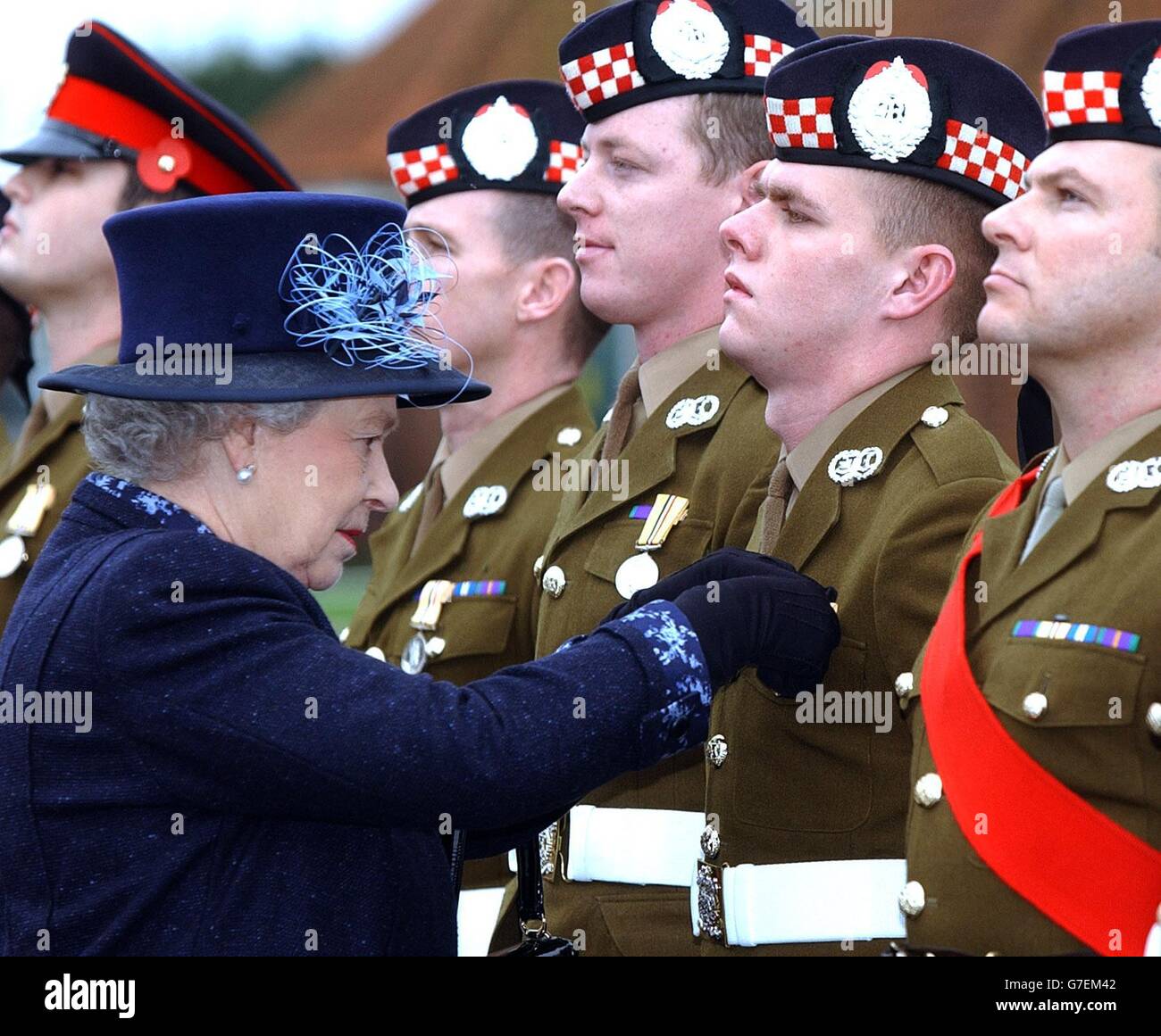 Britain's Queen Elizabeth II presents an Iraq Campaign medal to Private John Smith at Howe Barracks in Canterbury, Kent on a visit as Commander in Chief of the 1st Battalion of The Argyll and Sutherland Highlanders. Stock Photo