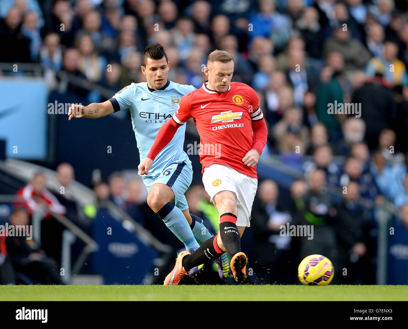 Manchester City's Sergio Aguero battles for the ball with Manchester United's Wayne Rooney (right) during the Barclays Premier League match at the Etihad Stadium, Manchester. PRESS ASSOCIATION Photo. Picture date: Sunday November 2nd, 2014. See PA story SOCCER Man City. Photo credit should read Martin Rickett/PA Wire. . . Stock Photo