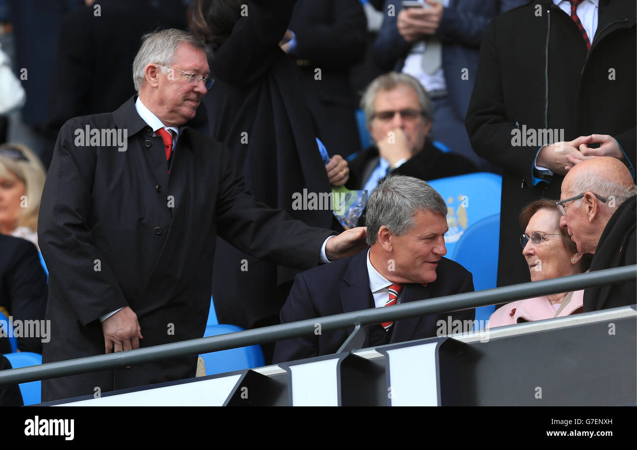 Soccer - Barclays Premier League - Manchester City v Manchester United - Etihad Stadium. Sir Alex Ferguson in the stands with former CEO David Gill, Sir Bobby Charlton and his wife Norma Stock Photo