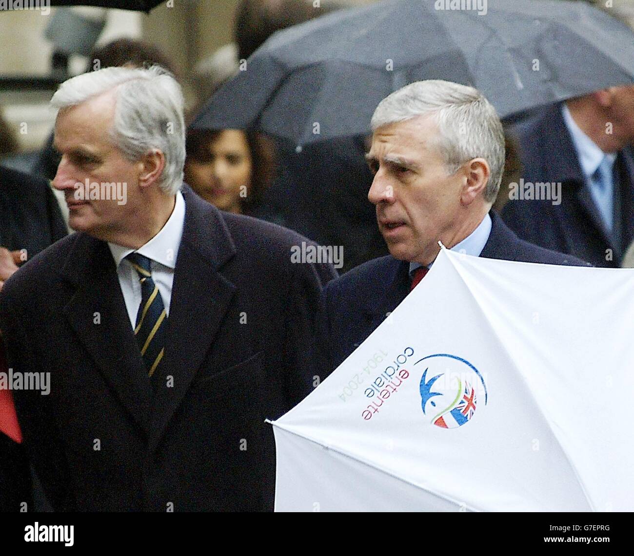 British Foreign Secretary Jack Straw (right) folds his Entente Cordiale umbrella as he walks with his French counterpart Michel Barnier in the courtyard of the Foreign and Commonwealth Office, central London. President Chirac is to hold talks at No 10 Downing Street with Britain's Prime Minister Tony Blair. Stock Photo
