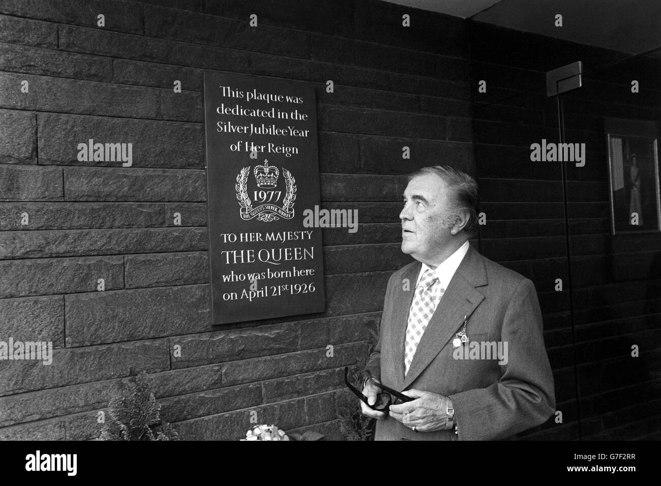 Royalty Plaque Commemorates Queen Elizabeth II's Birthplace 17