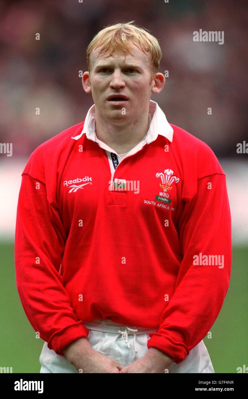 Celtic Warriors kicker Neil Jenkins makes a point to his team mates News  Photo - Getty Images