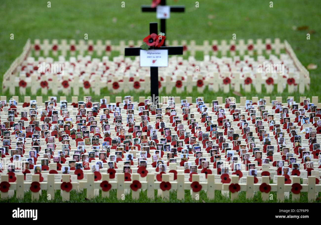 1000s of poignant wooden crosses that have been laid to mark the fallen in Afghanistan and Iraq, in a Field of Remembrance in Saltwell Park, Gateshead. Stock Photo
