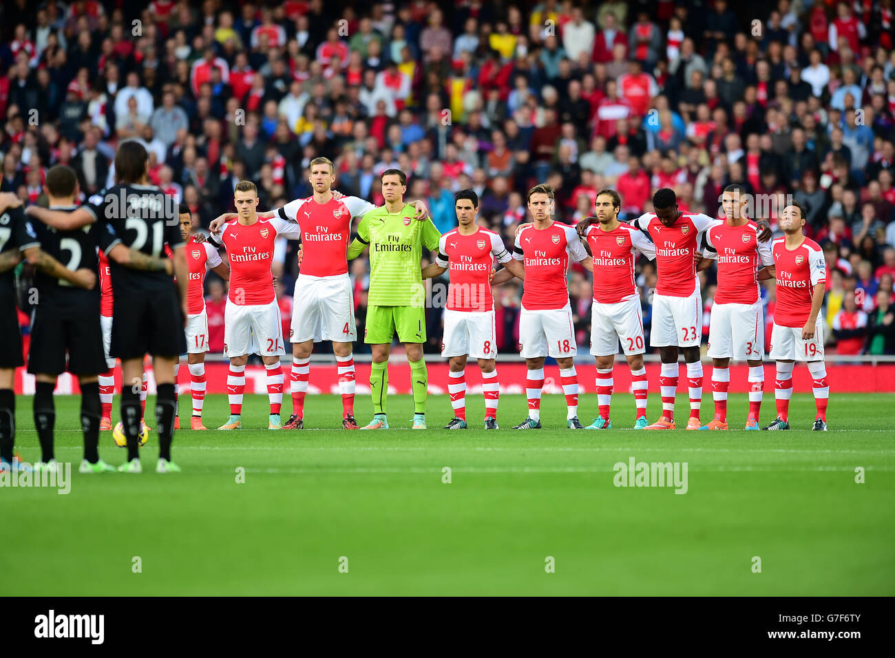 Soccer - Barclays Premier League - Arsenal v Burnley - Emirates Stadium. Arsenal players observe a minutes silence to mark the centenary of the outbreak of the First World War Stock Photo