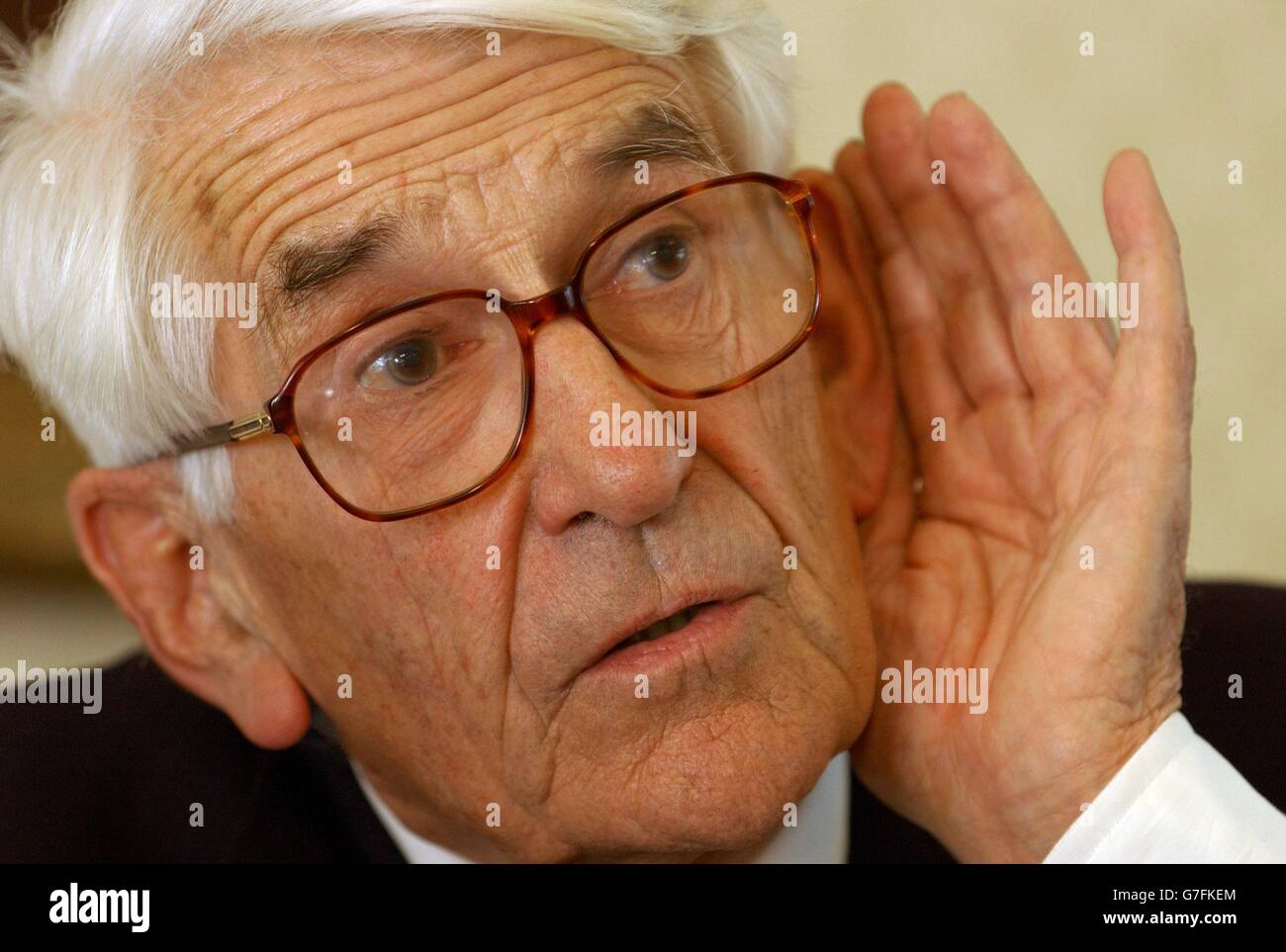 Lord Lloyd of Berwick presents his report on 'Gulf War Syndrome' at Westminster. Stock Photo
