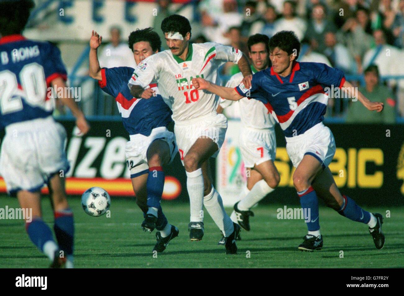 INTERNATIONAL SOCCER - Asia 96 - Iran v South Korea quarter finals. Ali Daei of Iran bursts past South Korea's Nam Yul Park and Ki Tai Huh Stock Photo