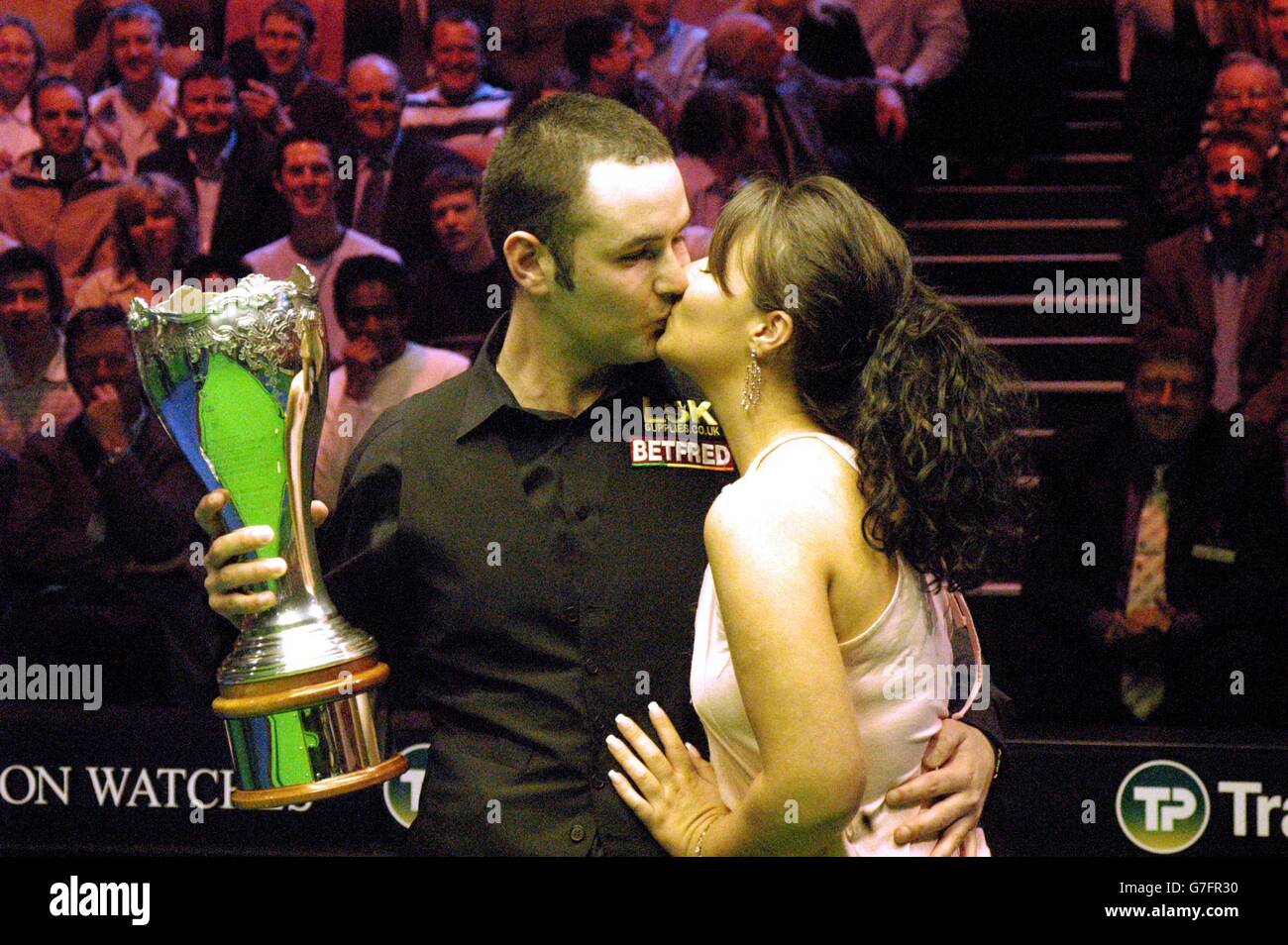 Stephen Maguire Wins 2004 UK Snooker Championship. Stephen Maguire celebrates with girlfriend Sharon after winning the 2004 UK Snooker Championship, at the Barbican in York. Stock Photo