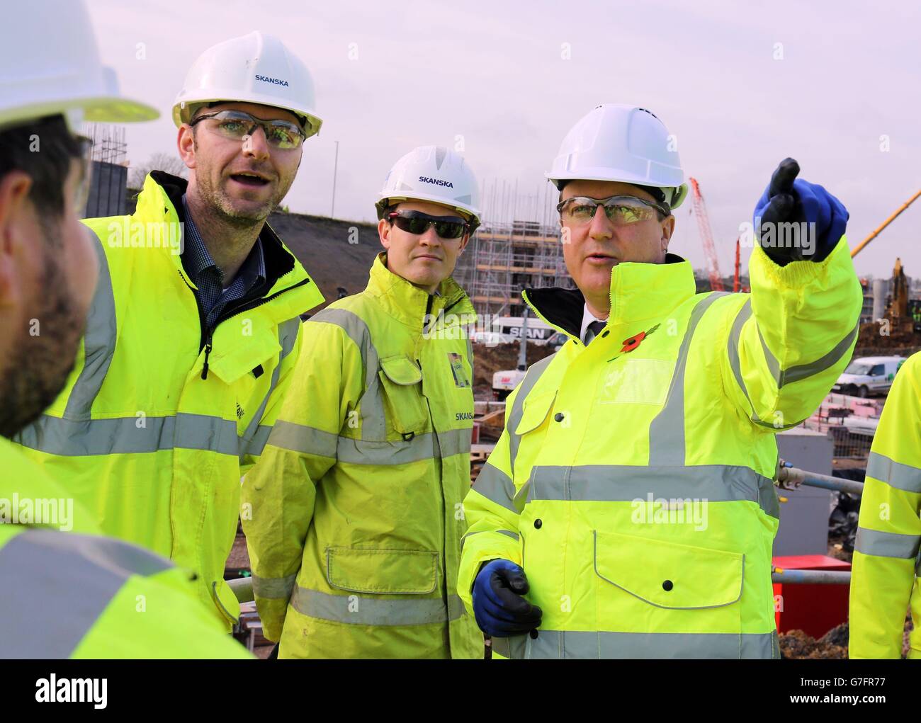 Prime Minister David Cameron talks to workers during a tour of construction works underway at Cat Thorpe interchange at Swinford in Rugby Warwichshire. Stock Photo