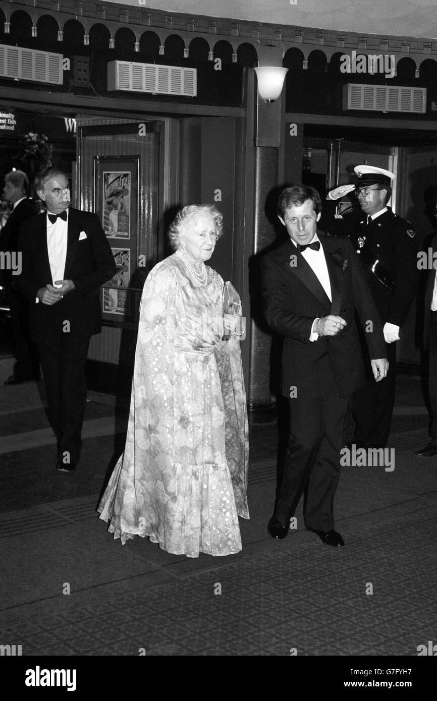 The Queen Mother at the Prince Edward Theatre with General Manager John Toogood. She was rounding off her 89th birthday celebrations by attending the show Anything Goes. Stock Photo