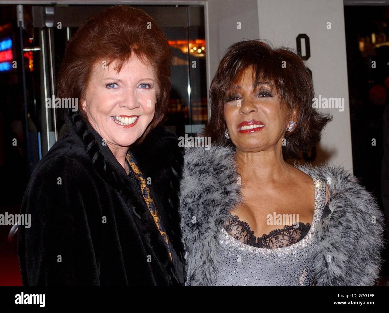 Shirley Bassey and Cilla Black arrive for the world premiere of Andrew Lloyd Webber's The Phantom Of The Opera at Odeon Leicester Square, central London. Stock Photo