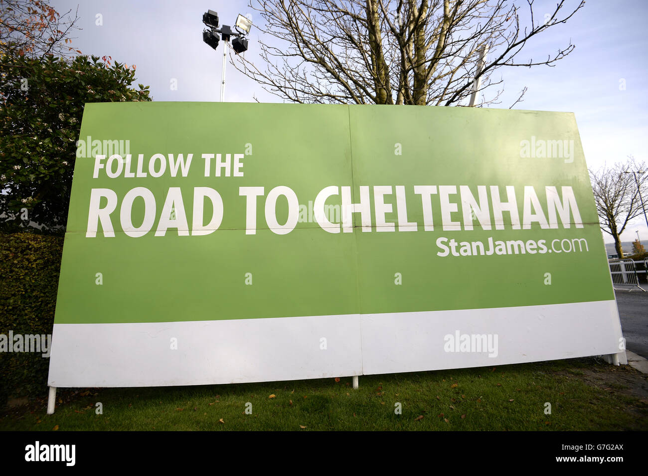 Cheltenham Racesourse Sign Follow the road to cheltenham sign hi-res stock photography and images ...